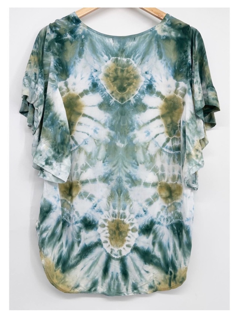 Young Fabulous & Broke Green and Cream Tie-Dye Flutter Sleeve Tunic - Picture 2 of 4